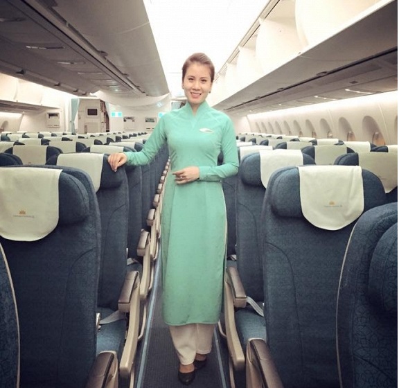 Bạn gái Thành Trung xinh đẹp trong đồng phục Vietnam Airlines trên A350 1