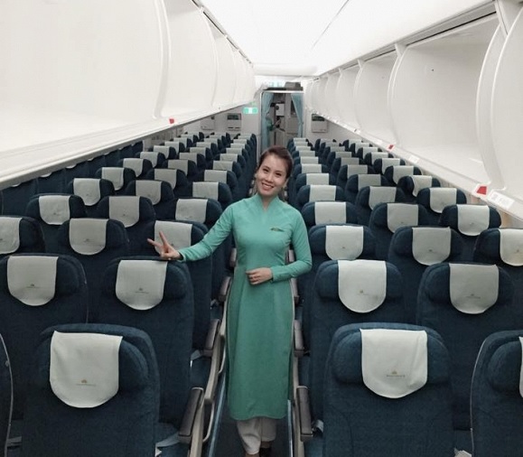 Bạn gái Thành Trung xinh đẹp trong đồng phục Vietnam Airlines trên A350 2