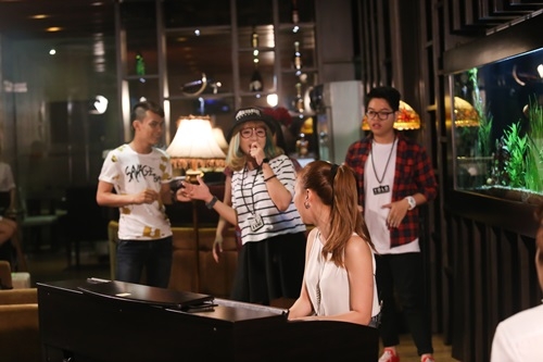 Mỹ Tâm đệm đàn cho học trò The Voice tập hát 3 Mỹ Tâm đệm đàn cho học trò The Voice tập hát 3