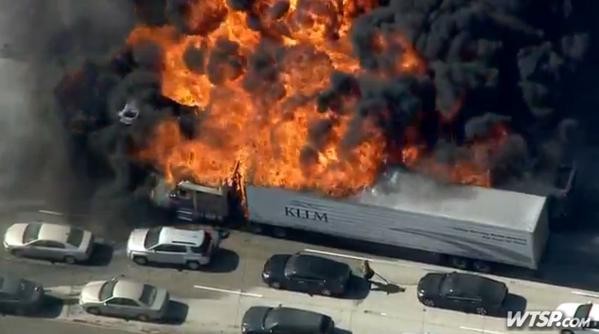 Video: Cháy lớn trên cao tốc Mỹ, hàng chục ô tô bị thiêu trụi 1