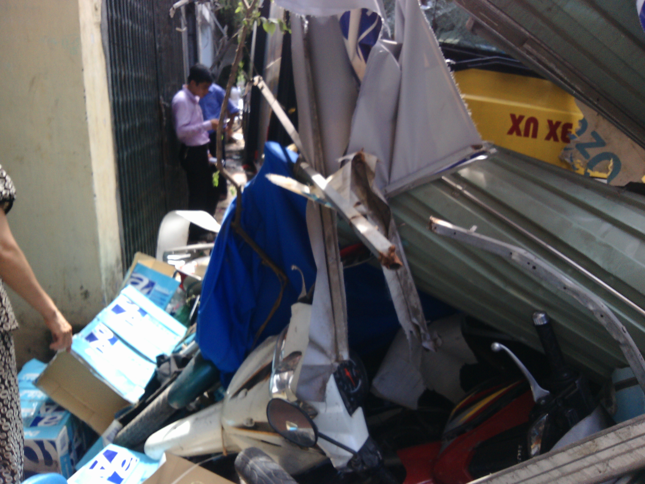 Hà Nội: Xe bus mất lái lao lên vỉa hè, tông đổ hàng loạt xe máy 2