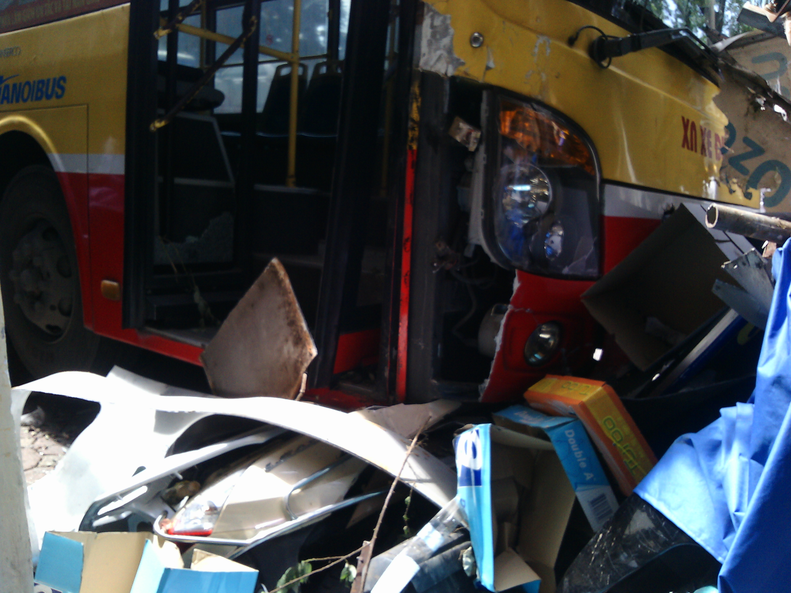 Hà Nội: Xe bus mất lái lao lên vỉa hè, tông đổ hàng loạt xe máy 3