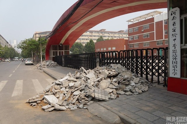 Trung Quốc: Con thi trượt, cha mẹ đổ gạch trước cổng trường