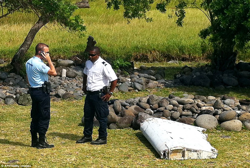 Cận cảnh mảnh vỡ 'khẳng định của máy bay MH370' 2