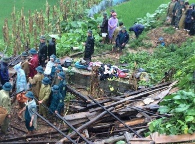 Sạt lở núi ở Cao Bằng, 3 người mất tích và 5 người bị thương