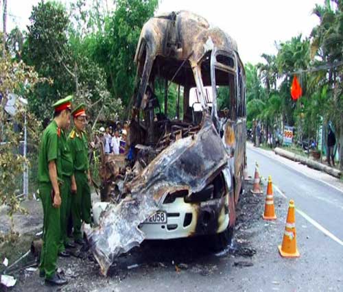 Xe khách bốc cháy dữ dội sau tai nạn giao thông 1