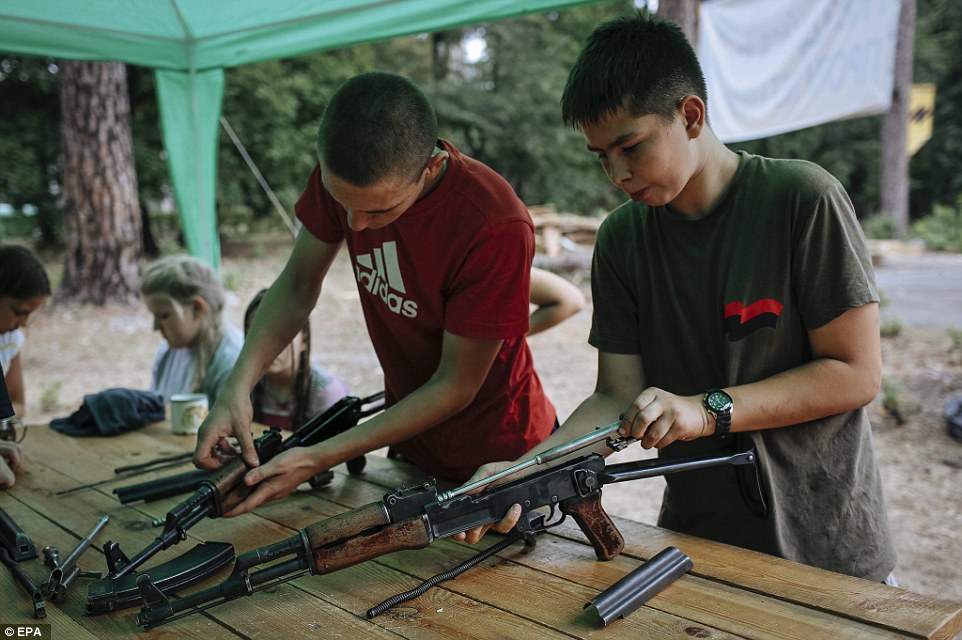 Sốc với cảnh huấn luyện 'chiến binh nhí' trong trại phát xít ở Ukraine 5