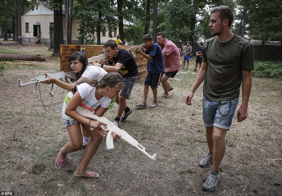 Sốc với cảnh huấn luyện 'chiến binh nhí' trong trại phát xít ở Ukraine 15