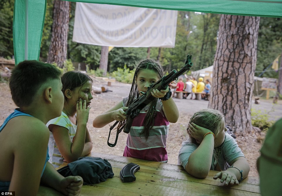 Sốc với cảnh huấn luyện 'chiến binh nhí' trong trại phát xít ở Ukraine 9