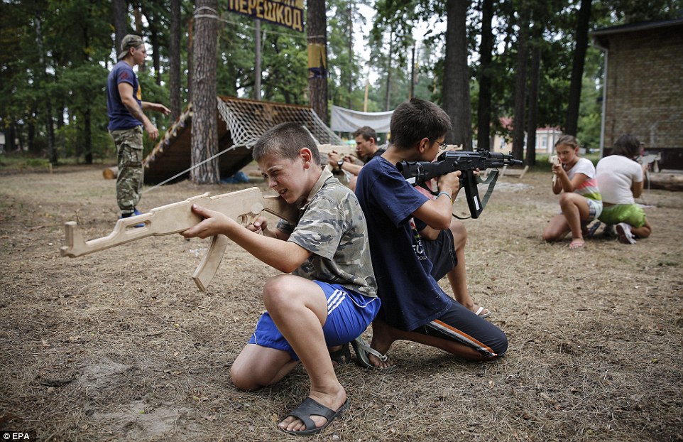 Sốc với cảnh huấn luyện 'chiến binh nhí' trong trại phát xít ở Ukraine 12