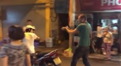 Video: Ông Tây bắt cô gái dắt xe trên phố đi bộ ở Hà Nội