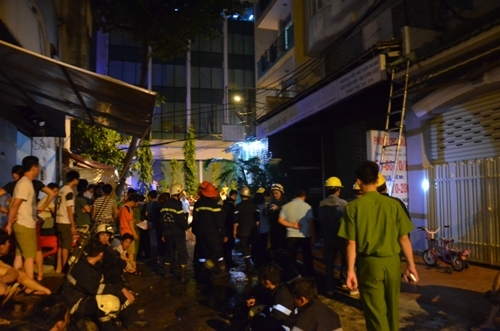 TP HCM: Cháy lớn trong khách sạn, giải cứu được 2 thanh niên mắc kẹt