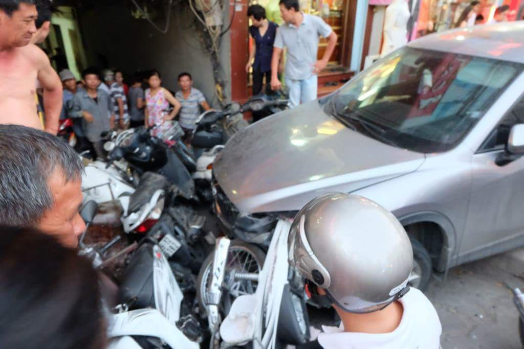 Nữ tài xế lái ôtô đâm hàng chục xe máy, nhiều người bị thương