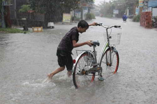 Video: Mưa ngập, dân 'bơi' trên phố, hàng trăm xe chết máy 2