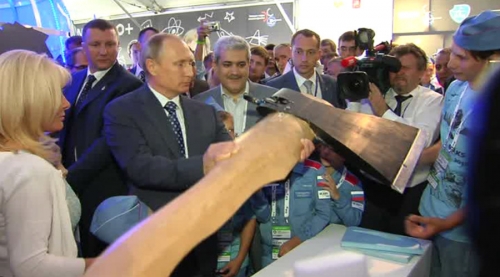 Tổng thống Nga Vladimir Putin và chiếc rìu bay kỳ lạ 1