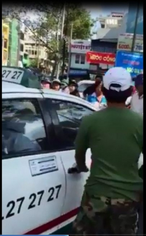 Clip tài xế taxi hãng Vinasun đánh người đi đường dã man 1