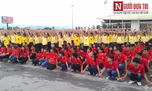 Video: Hơn 12.000 bạn trẻ ở Hà Nội tham gia chào cờ, hát quốc ca 2
