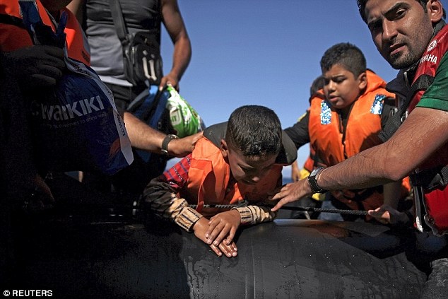 Khủng hoảng nhập cư châu Âu: Cha con tị nạn Syria chới với trên biển 5