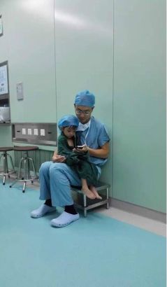Ảnh bác sĩ vỗ về bé gái trước khi phẫu thuật làm 'tan chảy' trái tim dân mạng 4