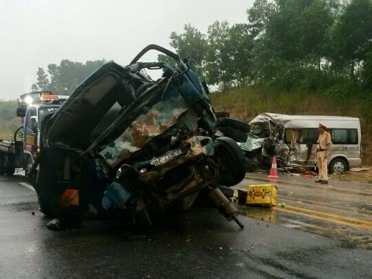 Hiện trường vụ tai nạn thảm khốc trên cao tốc Nội Bài, 2 người chết 2