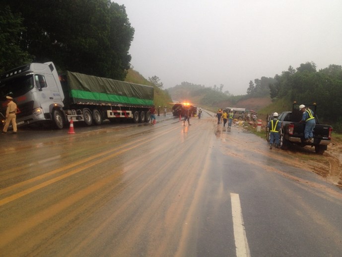 Hiện trường vụ tai nạn thảm khốc trên cao tốc Nội Bài, 2 người chết 1
