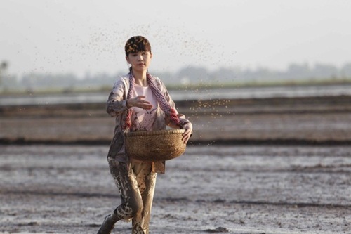 Ngọc Trinh trong trang phục quê mùa đi lội ruộng 3 Ngọc Trinh trong trang phục quê mùa đi lội ruộng 3