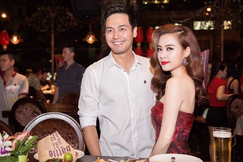 Hoàng Thùy Linh thân mật với MC Phan Anh trong sự kiện 4