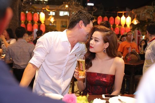 Hoàng Thùy Linh thân mật với MC Phan Anh trong sự kiện 6