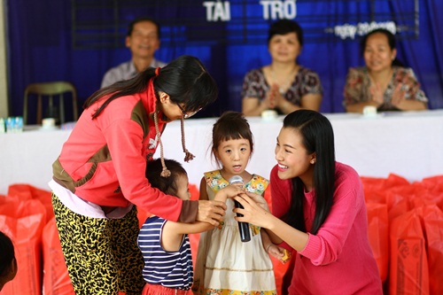 Hoàng Oanh 'ngả mũ' trước cậu bé khuyết tật nhảy Gangnam Style 3