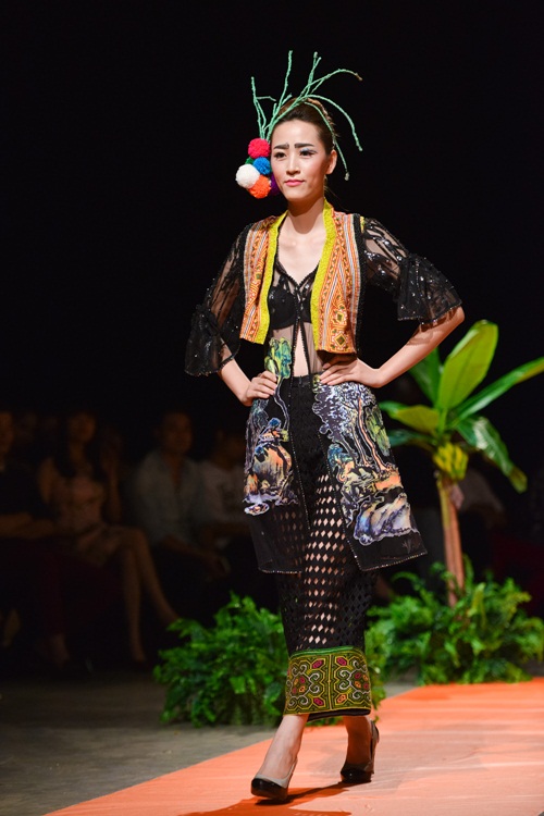 Ngắm những thiết kế độc đáo của NTK Hùng Việt tại tuần lễ thời trang 9