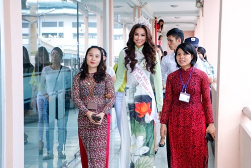 Hoa hậu Hoàn vũ Phạm Hương đẹp rạng rỡ ngày về thăm trường 2 Hoa hậu Hoàn vũ Phạm Hương đẹp rạng rỡ ngày về thăm trường 2