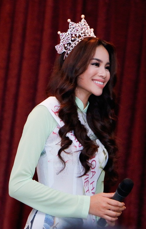Hoa hậu Hoàn vũ Phạm Hương đẹp rạng rỡ ngày về thăm trường 8 Hoa hậu Hoàn vũ Phạm Hương đẹp rạng rỡ ngày về thăm trường 8