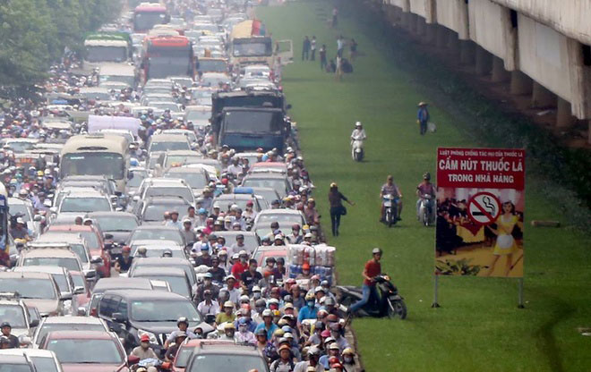 Hình ảnh Hà Nội: Đường vành đai 3 ùn tắc, người dân đi lên thảm cỏ số 3