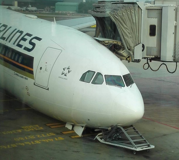 Máy bay Singapore bất ngờ bị sập càng trên đường băng 1