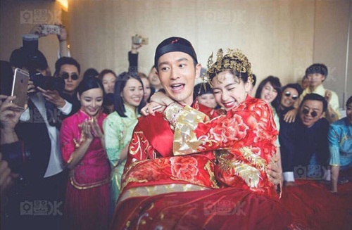 Angela Baby và Huỳnh Hiểu Minh tung bộ ảnh hài hước sau đám cưới 2