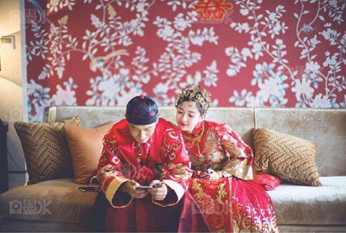 Angela Baby và Huỳnh Hiểu Minh tung bộ ảnh hài hước sau đám cưới 9