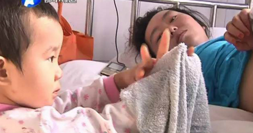 Bé gái 3 tuổi chăm mẹ nằm liệt giường ở bệnh viện như người lớn 1