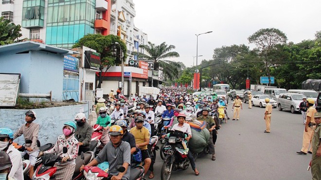 Tai nạn giao thông chết người, đường ra sân bay Tân Sơn Nhất kẹt cứng 1