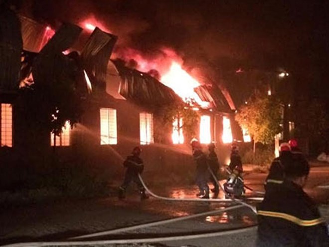 Hai lính cứu hỏa bị bỏng nặng khi chữa cháy xưởng nhựa trong đêm