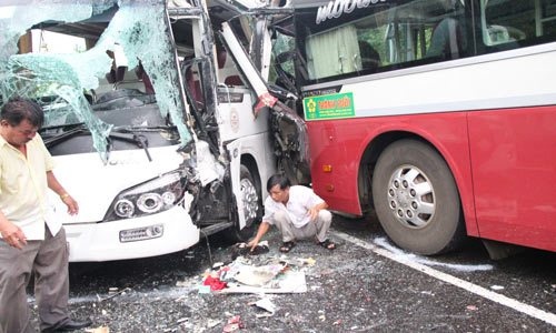 Hiện trường vụ tai nạn giao thông nghiêm trọng trên đèo Bảo Lộc 3