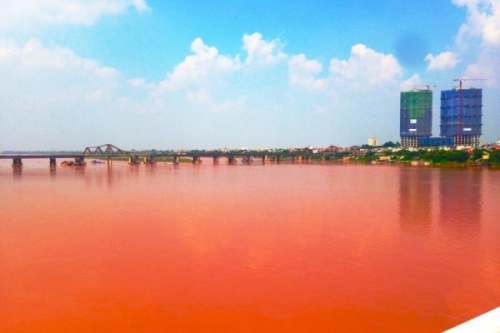 Bức ảnh nước sông Hồng chuyển màu đỏ gây xôn xao 1