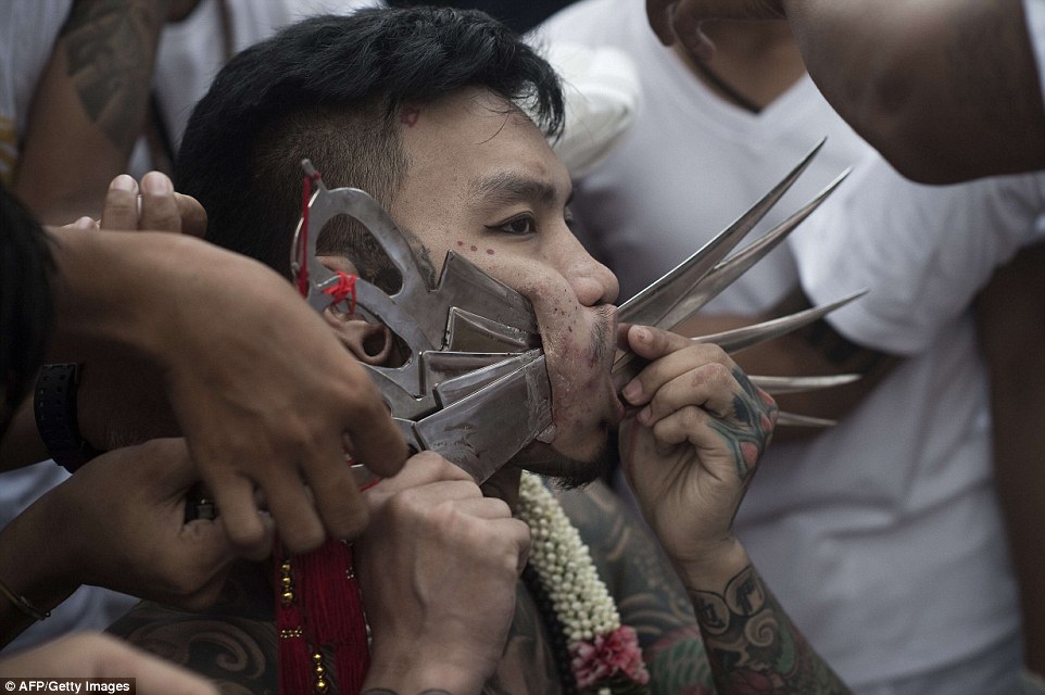 Những hình ảnh “nhức mắt” trong lễ ăn chay hành xác tại Phuket, Thái Lan 7