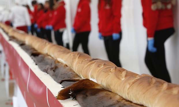 Bánh mỳ dài 122 mét nhận kỷ lục thế giới 1