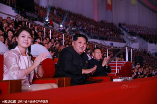 Kim Jong-un rạng rỡ đi xem ca nhạc cùng vợ 3