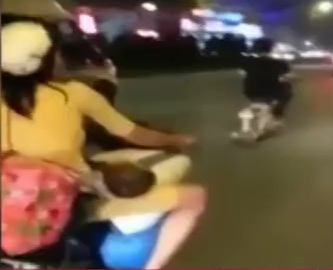 Clip mẹ Việt chở con ngủ gật trên xe máy khiến dư luận quốc tế sửng sốt