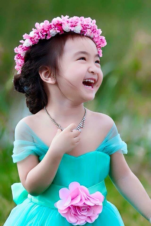 Bé gái Việt xinh như thiên thần đốn tim dân mạng - Tinmoi