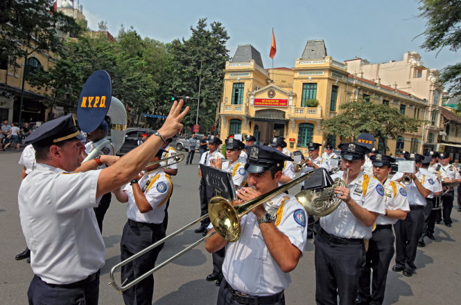 200 cảnh sát quốc tế biểu diễn nhạc hội trên đường phố Sài Gòn 1