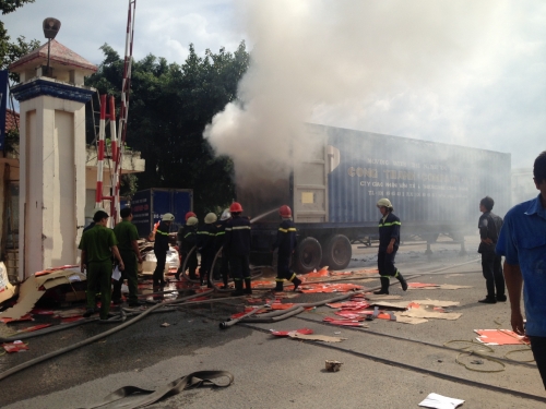 Thùng container bốc cháy giữa bãi đậu xe