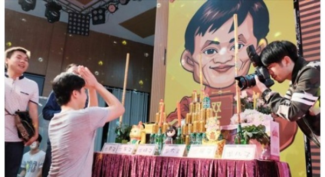 Dân Trung Quốc lập bàn thờ sống Jack Ma mong được phù hộ 1