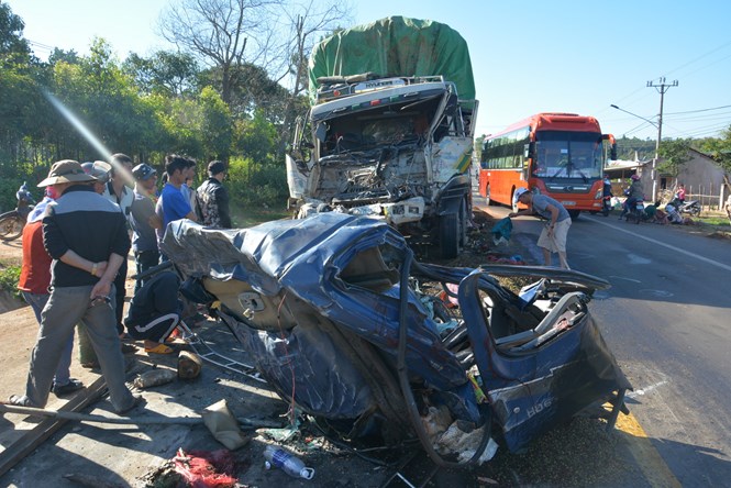 Hai xe tải tông trực diện, thi thể nạn nhân mắc kẹt trong cabin 1